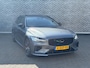 Volvo V60 2.0 T8 Twin Engine AWD R-Design | Plug-in Hybrid (PHEV) | Trekhaak | Harman Kardon Audio | Head-up Display | Panoramadak | Achteruitrijcamera | Parkeersensoren | Keyless Entry | Elektrische Achterklep | Cruise Control Adaptief | BLIS | LED Koplampen Adaptief | Stoelverwarming voor en achter | Navigatie | Apple Carplay | Android Auto
