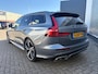 Volvo V60 2.0 T8 Twin Engine AWD R-Design | Plug-in Hybrid (PHEV) | Trekhaak | Harman Kardon Audio | Head-up Display | Panoramadak | Achteruitrijcamera | Parkeersensoren | Keyless Entry | Elektrische Achterklep | Cruise Control Adaptief | BLIS | LED Koplampen Adaptief | Stoelverwarming voor en achter | Navigatie | Apple Carplay | Android Auto