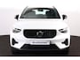 Volvo XC40 B4 Plus Dark - IntelliSafe Assist & Surround - Harman/Kardon audio - Parkeercamera achter - Verwarmde voorstoelen & stuur - Parkeersensoren voor & achter - Elektr. bedienb. voorstoelen met geheugen links - Draadloze tel. lader - Inklapbare trekhaak - 19' LMV