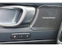 Volvo XC40 B4 Plus Dark - IntelliSafe Assist & Surround - Harman/Kardon audio - Parkeercamera achter - Verwarmde voorstoelen & stuur - Parkeersensoren voor & achter - Elektr. bedienb. voorstoelen met geheugen links - Draadloze tel. lader - Inklapbare trekhaak - 19' LMV