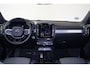 Volvo XC40 B4 Plus Dark - IntelliSafe Assist & Surround - Harman/Kardon audio - Parkeercamera achter - Verwarmde voorstoelen & stuur - Parkeersensoren voor & achter - Elektr. bedienb. voorstoelen met geheugen links - Draadloze tel. lader - Inklapbare trekhaak - 19' LMV