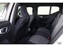 Volvo XC40 B4 Plus Dark - IntelliSafe Assist & Surround - Harman/Kardon audio - Parkeercamera achter - Verwarmde voorstoelen & stuur - Parkeersensoren voor & achter - Elektr. bedienb. voorstoelen met geheugen links - Draadloze tel. lader - Inklapbare trekhaak - 19' LMV