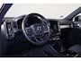 Volvo XC40 B4 Plus Dark - IntelliSafe Assist & Surround - Harman/Kardon audio - Parkeercamera achter - Verwarmde voorstoelen & stuur - Parkeersensoren voor & achter - Elektr. bedienb. voorstoelen met geheugen links - Draadloze tel. lader - Inklapbare trekhaak - 19' LMV
