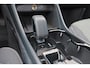 Volvo XC40 B4 Plus Dark - IntelliSafe Assist & Surround - Harman/Kardon audio - Parkeercamera achter - Verwarmde voorstoelen & stuur - Parkeersensoren voor & achter - Elektr. bedienb. voorstoelen met geheugen links - Draadloze tel. lader - Inklapbare trekhaak - 19' LMV