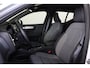 Volvo XC40 B4 Plus Dark - IntelliSafe Assist & Surround - Harman/Kardon audio - Parkeercamera achter - Verwarmde voorstoelen & stuur - Parkeersensoren voor & achter - Elektr. bedienb. voorstoelen met geheugen links - Draadloze tel. lader - Inklapbare trekhaak - 19' LMV