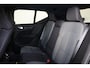 Volvo XC40 B4 Plus Dark - IntelliSafe Assist & Surround - Harman/Kardon audio - Parkeercamera achter - Verwarmde voorstoelen & stuur - Parkeersensoren voor & achter - Elektr. bedienb. voorstoelen met geheugen links - Draadloze tel. lader - Inklapbare trekhaak - 19' LMV