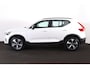 Volvo XC40 B4 Plus Dark - IntelliSafe Assist & Surround - Harman/Kardon audio - Parkeercamera achter - Verwarmde voorstoelen & stuur - Parkeersensoren voor & achter - Elektr. bedienb. voorstoelen met geheugen links - Draadloze tel. lader - Inklapbare trekhaak - 19' LMV