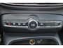 Volvo XC40 B4 Plus Dark - IntelliSafe Assist & Surround - Harman/Kardon audio - Parkeercamera achter - Verwarmde voorstoelen & stuur - Parkeersensoren voor & achter - Elektr. bedienb. voorstoelen met geheugen links - Draadloze tel. lader - Inklapbare trekhaak - 19' LMV