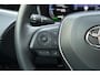 Toyota Corolla Cross Hybrid 140 Style Automaat | Premium Pack | Stoelverwarming voorstoelen | Stuurwielverwarming | Stoelbekleding van luxe stof antraciet met zwarte kunstlederen accenten | Parkeer- & manoeuvreerhulp d.
