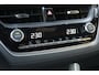 Toyota Corolla Cross Hybrid 140 Style Automaat | Premium Pack | Stoelverwarming voorstoelen | Stuurwielverwarming | Stoelbekleding van luxe stof antraciet met zwarte kunstlederen accenten | Parkeer- & manoeuvreerhulp d.
