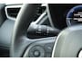 Toyota Corolla Cross Hybrid 140 Style Automaat | Premium Pack | Stoelverwarming voorstoelen | Stuurwielverwarming | Stoelbekleding van luxe stof antraciet met zwarte kunstlederen accenten | Parkeer- & manoeuvreerhulp d.