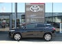 Toyota Corolla Cross Hybrid 140 Style Automaat | Premium Pack | Stoelverwarming voorstoelen | Stuurwielverwarming | Stoelbekleding van luxe stof antraciet met zwarte kunstlederen accenten | Parkeer- & manoeuvreerhulp d.