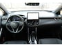 Toyota Corolla Cross Hybrid 140 Style Automaat | Premium Pack | Stoelverwarming voorstoelen | Stuurwielverwarming | Stoelbekleding van luxe stof antraciet met zwarte kunstlederen accenten | Parkeer- & manoeuvreerhulp d.