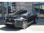 Toyota Corolla Cross Hybrid 140 Style Automaat | Premium Pack | Stoelverwarming voorstoelen | Stuurwielverwarming | Stoelbekleding van luxe stof antraciet met zwarte kunstlederen accenten | Parkeer- & manoeuvreerhulp d.