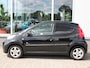 Peugeot 107 1.0-12V Black & Silver Airconditioning, Complete onderhoudshistorie, Leer/Alcantara bekleding, Lichtmetalen velgen.