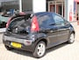 Peugeot 107 1.0-12V Black & Silver Airconditioning, Complete onderhoudshistorie, Leer/Alcantara bekleding, Lichtmetalen velgen.