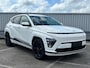 Hyundai Kona Electric Pure Edition 64.8 kWh / €1500,- Voordeel / Uit Voorraad Leverbaar / Stoel- & Stuurverwarming / Achteruitrijcamera / Parkeersensoren Voor + Achter / Dynamische Navigatie / Climate Control / Adaptive Cruise Control /