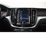 Volvo XC60 2.0 T8 Twin Engine AWD Momentum [Panoramadak Stoel- en stuurverwarming Leder Navi Apple / Android Climate]