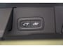 Volvo XC60 2.0 T8 Twin Engine AWD Momentum [Panoramadak Stoel- en stuurverwarming Leder Navi Apple / Android Climate]