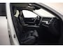 Volvo XC60 2.0 T8 Twin Engine AWD Momentum [Panoramadak Stoel- en stuurverwarming Leder Navi Apple / Android Climate]