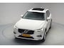 Volvo XC60 2.0 T8 Twin Engine AWD Momentum [Panoramadak Stoel- en stuurverwarming Leder Navi Apple / Android Climate]