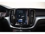 Volvo XC60 2.0 T8 Twin Engine AWD Momentum [Panoramadak Stoel- en stuurverwarming Leder Navi Apple / Android Climate]