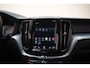 Volvo XC60 2.0 T8 Twin Engine AWD Momentum [Panoramadak Stoel- en stuurverwarming Leder Navi Apple / Android Climate]