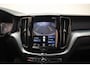Volvo XC60 2.0 T8 Twin Engine AWD Momentum [Panoramadak Stoel- en stuurverwarming Leder Navi Apple / Android Climate]