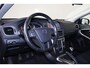 Volvo V40 T2 Kinetic - Bi-Xenon koplampen - Verwarmde voorstoelen - Parkeersensoren achter - High Performance Audio - Cruise Control - Navigatie - 16' LMV