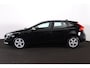 Volvo V40 T2 Kinetic - Verwarmde voorstoelen, stuur & achterbank - Parkeersensoren achter - Volvo On Call - Cruise Control - Standkachel - 16' LMV
