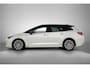 Toyota Corolla Touring Sports 1.8 Hybrid Executive Bi-Tone | Dealer onderhouden | Head-Up display | Dodehoek detectie | Parkeersensoren voor+achter met assistent | elektrische achterklep | Stoelverwarming | Draadloze telefoonlader |
