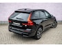 Volvo XC60 2.0 T6 Plug-in Hybrid AWD Plus Dark | PHEV Long Range | Harman Kardon Audio | Achteruitrijcamera | Parkeersensoren | Panoramadak | Lichtmetalen Velgen 20 inch | Sportstoelen | Stoelverwarming voor en achter | Keyless Entry | Elektrische Achterklep | Elektrisch Verstelbare Voorstoelen | Navigatie