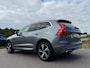 Volvo XC60 2.0 T4 R-Design Automaat / Panoramadak / Leder-Alcantara / Camera / Stoelverwarming / 19" Velgen / Navi / PDC / Cruise