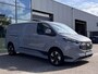 Ford E-Transit Custom 320 L2H1 Sport 71 kWh 218PK 2x Schuifdeur Bijrijdersstoel 2300KG Trekgewicht Adaptieve Cruise Stuurverwarming Navi Stoelverwarming Carplay Blind-Spot *Nieuw*