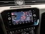Volkswagen Passat Variant 1.5 TSI Highline Sportline 150Pk Automaat (VIRTUAL COCKPIT, APPLE CARPLAY, GROOT NAVI, CAMERA, LEDER/ALCANTARA, GETINT GLAS, KEYLESS, NIEUWSTAAT)