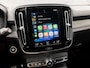 Volvo XC40 1.5 T4 Recharge R-Design 211Pk Automaat (APPLE CARPLAY, GROOT NAVI, LEDER/ALCANTARA, STUUR/STOELVERWARMING, CAMERA, TREKHAAK, SPORTSTOELEN, GETINT GLAS, LANE ASSIST, NIEUWSTAAT)