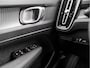 Volvo XC40 1.5 T4 Recharge R-Design 211Pk Automaat (APPLE CARPLAY, GROOT NAVI, LEDER/ALCANTARA, STUUR/STOELVERWARMING, CAMERA, TREKHAAK, SPORTSTOELEN, GETINT GLAS, LANE ASSIST, NIEUWSTAAT)