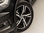 Volvo XC40 1.5 T4 Recharge R-Design 211Pk Automaat (APPLE CARPLAY, GROOT NAVI, LEDER/ALCANTARA, STUUR/STOELVERWARMING, CAMERA, TREKHAAK, SPORTSTOELEN, GETINT GLAS, LANE ASSIST, NIEUWSTAAT)