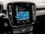 Volvo XC40 1.5 T4 Recharge R-Design 211Pk Automaat (APPLE CARPLAY, GROOT NAVI, LEDER/ALCANTARA, STUUR/STOELVERWARMING, CAMERA, TREKHAAK, SPORTSTOELEN, GETINT GLAS, LANE ASSIST, NIEUWSTAAT)