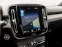 Volvo XC40 1.5 T4 Recharge R-Design 211Pk Automaat (APPLE CARPLAY, GROOT NAVI, LEDER/ALCANTARA, STUUR/STOELVERWARMING, CAMERA, TREKHAAK, SPORTSTOELEN, GETINT GLAS, LANE ASSIST, NIEUWSTAAT)