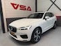 Volvo XC60 2.0 T8 Twin Engine AWD R-Design|1 eigenaar|NAP|Hybrid|407PK|Panorama|DO|Head-up display|Trekhaak|Leder|Carplay|all-in