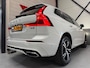 Volvo XC60 2.0 T8 Twin Engine AWD R-Design|1 eigenaar|NAP|Hybrid|407PK|Panorama|DO|Head-up display|Trekhaak|Leder|Carplay|all-in