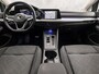 Volkswagen Golf 1.5 TSI Sport 150Pk Automaat (APPLE CARPLAY, GROOT NAVI, STUUR/STOELVERWARMING, SPORTSTOELEN, GETINT GLAS, SFEERVERLICHTING, KEYLESS, NIEUWSTAAT)