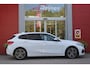 BMW 1-Serie 116i AUTOMAAT HIGH EXECUTIVE | DRAADLOZE APPLE CARPLAY/ANDROID AUTO | NAVIGATIE | PARKEERSENSOREN VOOR + ACHTER | SHADOW LINE | STOEL VERWARMING | CRUISE CONTROL | DAB+ RADIO | 17" LICHTMETALEN VELGEN | DRAADLOZE TELEFOONLADER |