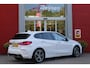 BMW 1-Serie 116i AUTOMAAT HIGH EXECUTIVE | DRAADLOZE APPLE CARPLAY/ANDROID AUTO | NAVIGATIE | PARKEERSENSOREN VOOR + ACHTER | SHADOW LINE | STOEL VERWARMING | CRUISE CONTROL | DAB+ RADIO | 17" LICHTMETALEN VELGEN | DRAADLOZE TELEFOONLADER |