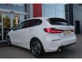 BMW 1-Serie 116i AUTOMAAT HIGH EXECUTIVE | DRAADLOZE APPLE CARPLAY/ANDROID AUTO | NAVIGATIE | PARKEERSENSOREN VOOR + ACHTER | SHADOW LINE | STOEL VERWARMING | CRUISE CONTROL | DAB+ RADIO | 17" LICHTMETALEN VELGEN | DRAADLOZE TELEFOONLADER |