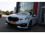 BMW 1-Serie 116i AUTOMAAT HIGH EXECUTIVE | DRAADLOZE APPLE CARPLAY/ANDROID AUTO | NAVIGATIE | PARKEERSENSOREN VOOR + ACHTER | SHADOW LINE | STOEL VERWARMING | CRUISE CONTROL | DAB+ RADIO | 17" LICHTMETALEN VELGEN | DRAADLOZE TELEFOONLADER |