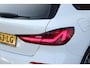BMW 1-Serie 116i AUTOMAAT HIGH EXECUTIVE | DRAADLOZE APPLE CARPLAY/ANDROID AUTO | NAVIGATIE | PARKEERSENSOREN VOOR + ACHTER | SHADOW LINE | STOEL VERWARMING | CRUISE CONTROL | DAB+ RADIO | 17" LICHTMETALEN VELGEN | DRAADLOZE TELEFOONLADER |