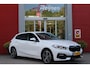 BMW 1-Serie 116i AUTOMAAT HIGH EXECUTIVE | DRAADLOZE APPLE CARPLAY/ANDROID AUTO | NAVIGATIE | PARKEERSENSOREN VOOR + ACHTER | SHADOW LINE | STOEL VERWARMING | CRUISE CONTROL | DAB+ RADIO | 17" LICHTMETALEN VELGEN | DRAADLOZE TELEFOONLADER |