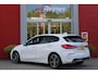 BMW 1-Serie 116i AUTOMAAT HIGH EXECUTIVE | DRAADLOZE APPLE CARPLAY/ANDROID AUTO | NAVIGATIE | PARKEERSENSOREN VOOR + ACHTER | SHADOW LINE | STOEL VERWARMING | CRUISE CONTROL | DAB+ RADIO | 17" LICHTMETALEN VELGEN | DRAADLOZE TELEFOONLADER |
